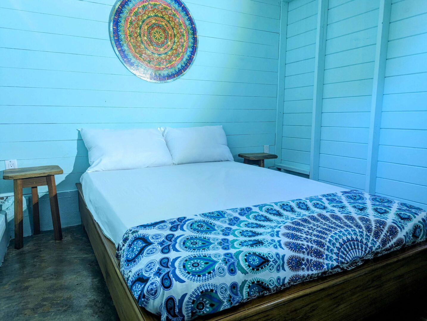 A bed room with a white and blue bedspread